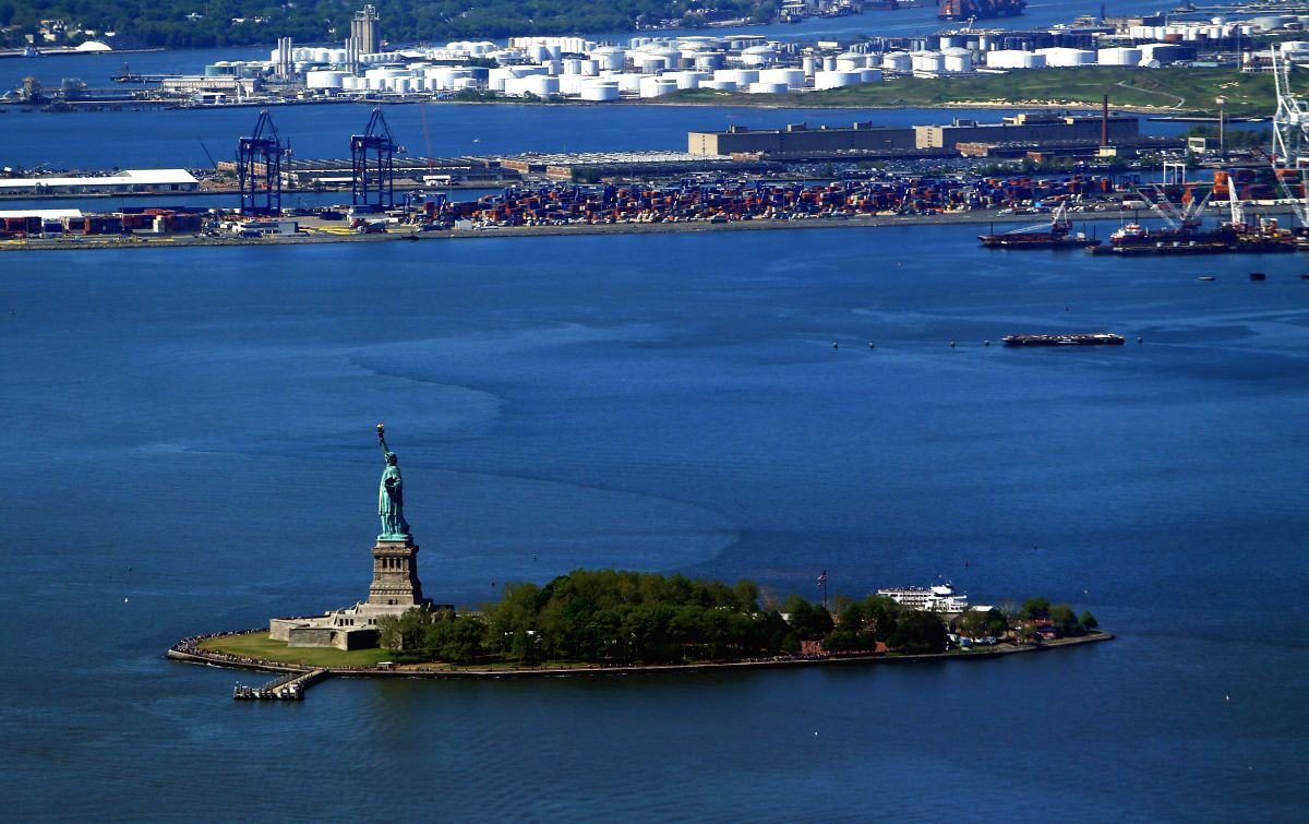 Statue of Liberty in New York: Empire Clean City