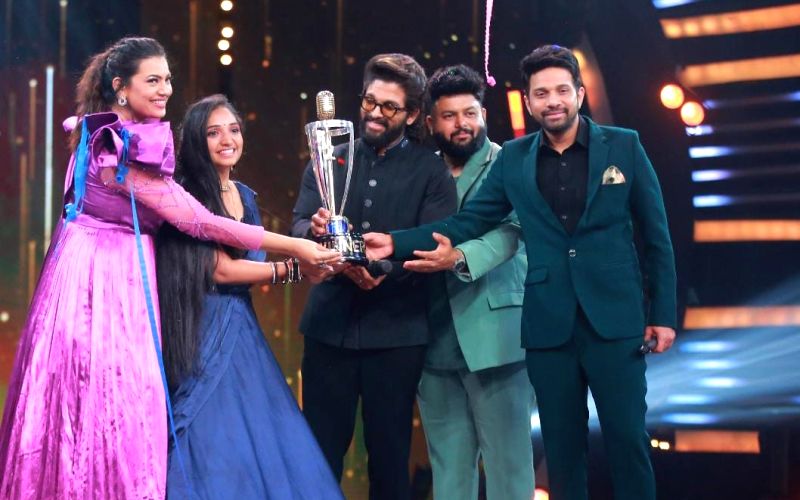Allu Arjun crowns Soujanya as winner of Telugu Indian Idol 2