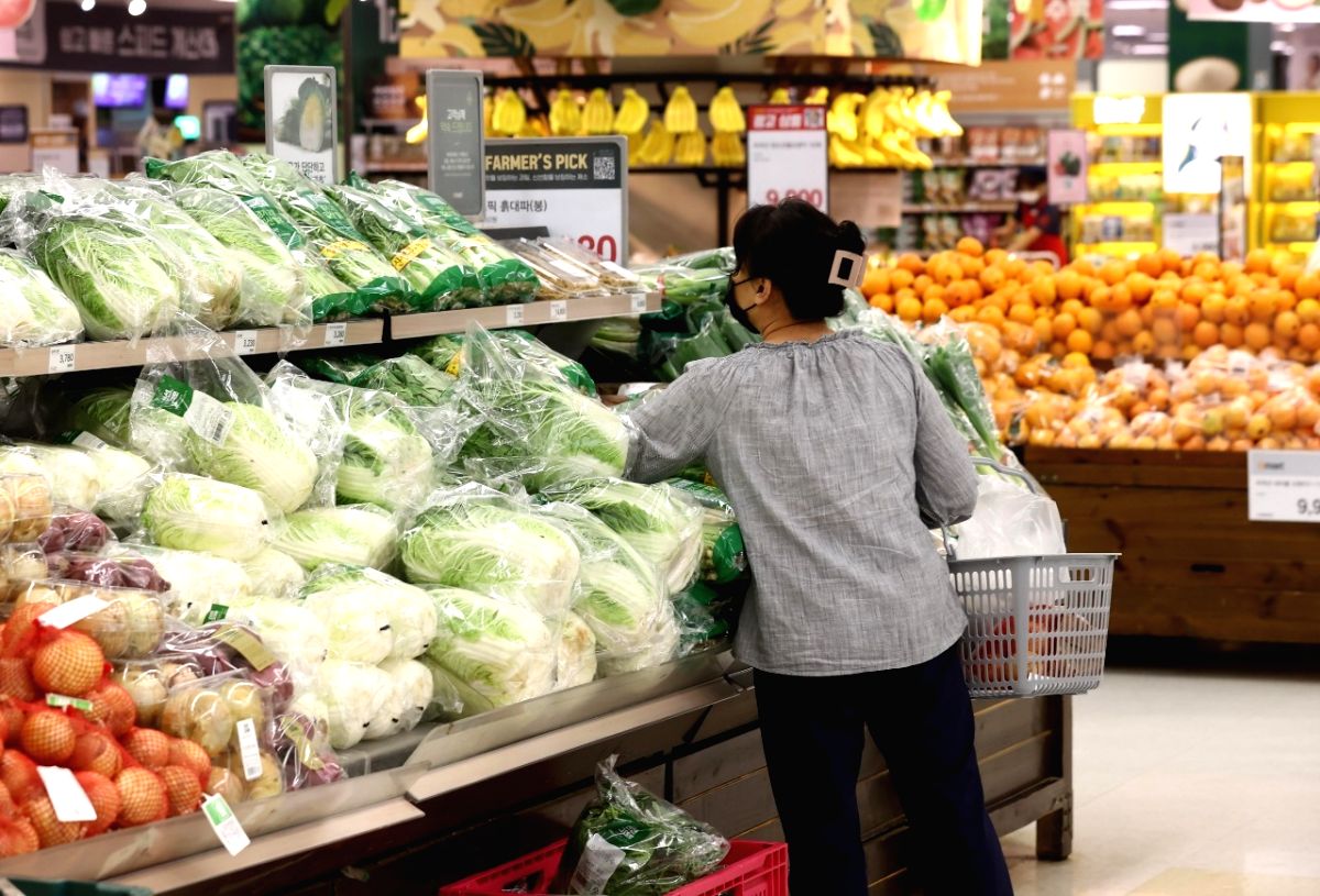 Seoul :A citizen shops for vegetables at a discount supermarket in Seoul on June 15, 2022, amid high inflation.(Yonhap/IANS)