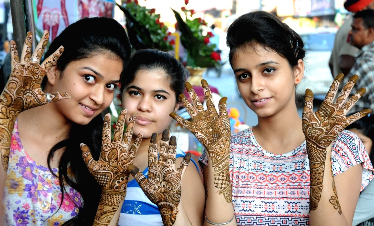 Henna can give your hands an instant makeover from dull to dashing. It makes every girl feel like a princess.