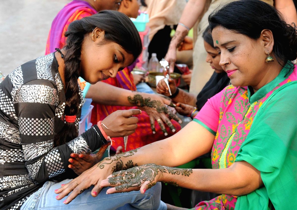 Some prefer to paint their nails with henna. Henna has a real cooling effect on the hands.